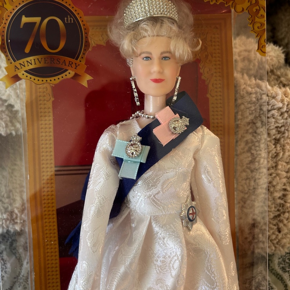 70th Anniversary portrait doll of Queen Elizabeth II - Picture 4 of 6
